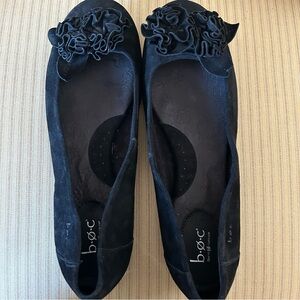 B.O.C. Slip On Flat w/ Floral Accent - Size 11 - Black, Suede-like texture
